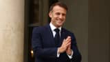 Presiden Prancis Emmanuel Macron menyapa wartawan usai bertemu dengan para tamu di Istana Elysee sebelum upacara pembukaan Olimpiade Paris 2024 di Paris, Prancis, 26 Juli 2024. REUTERS/Yara Nard