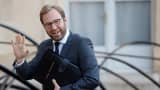 Menteri Ekonomi, Keuangan, dan Industri Prancis Antoine Armand tiba di istana kepresidenan Elysee untuk menghadiri rapat kabinet mingguan, yang juga menyajikan presentasi anggaran Prancis tahun 2025, pada 10 Oktober 2024 di Paris.