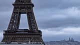 Foto ini menunjukkan bagian Menara Eiffel dengan latar belakang Basilika Sacre-Coeur, di Paris, pada 27 November 2024.
