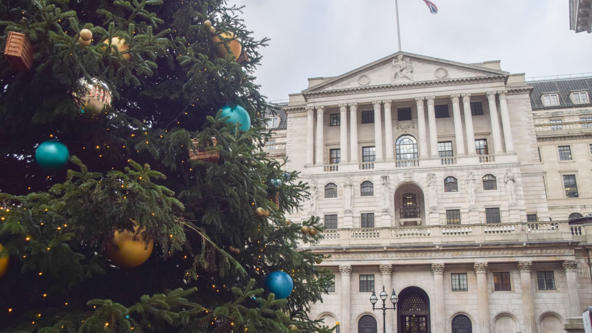 Bank of England mempertahankan suku bunga namun perpecahan suara mengejutkan pasar