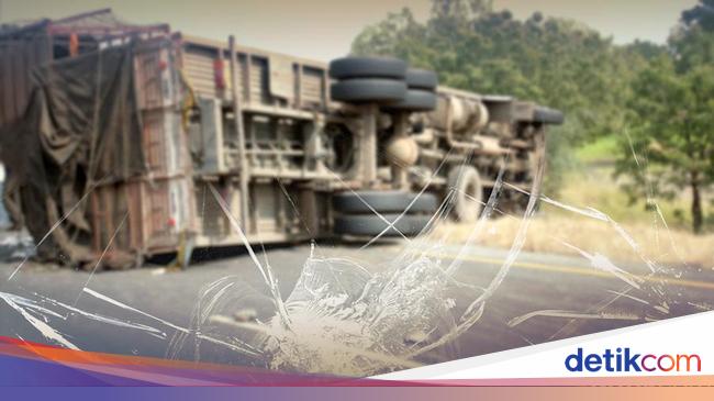 Truk di Cileungsi Bogor Oleng Lalu Tabrak Bus-Bangunan, Sopir Kabur