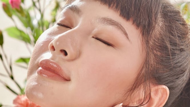 8 Cara Melembabkan Kulit Wajah Secara Alami agar Tetap Sehat dan Glowing