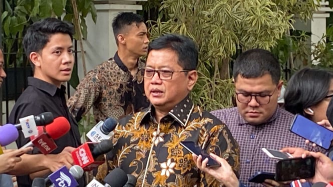 Seakan-akan seperti Hero, Lempar Batu Sembunyi Tangan
