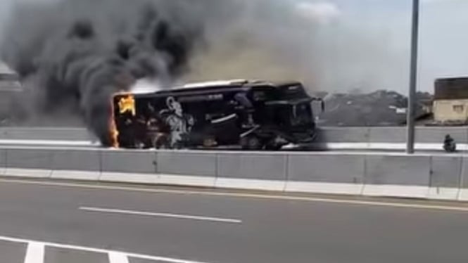 Bus Haryanto Hangus Terbakar di Tol Simpang Susun Krapyak Semarang
