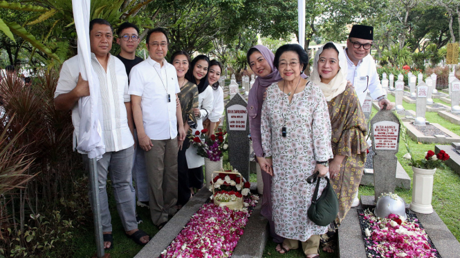 Megawati Soekarnoputri Nyekar ke Makam Taufiq Kiemas dan Fatmawati