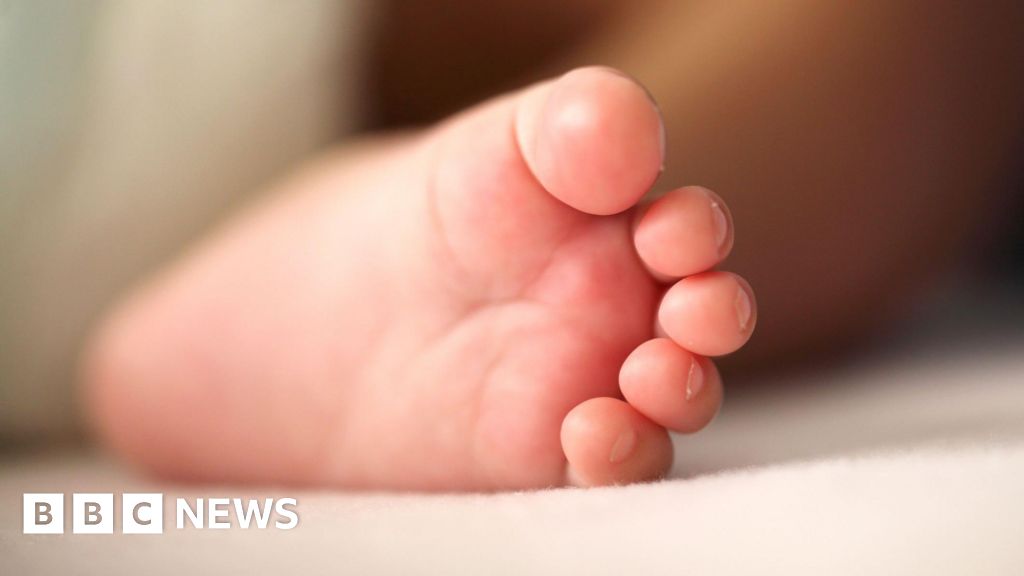 Pengadilan menyatukan pasangan yang ingin bercerai karena memberi nama bayi