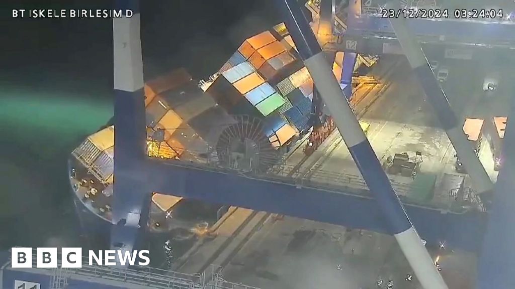 Kapal kargo terbalik di Turki