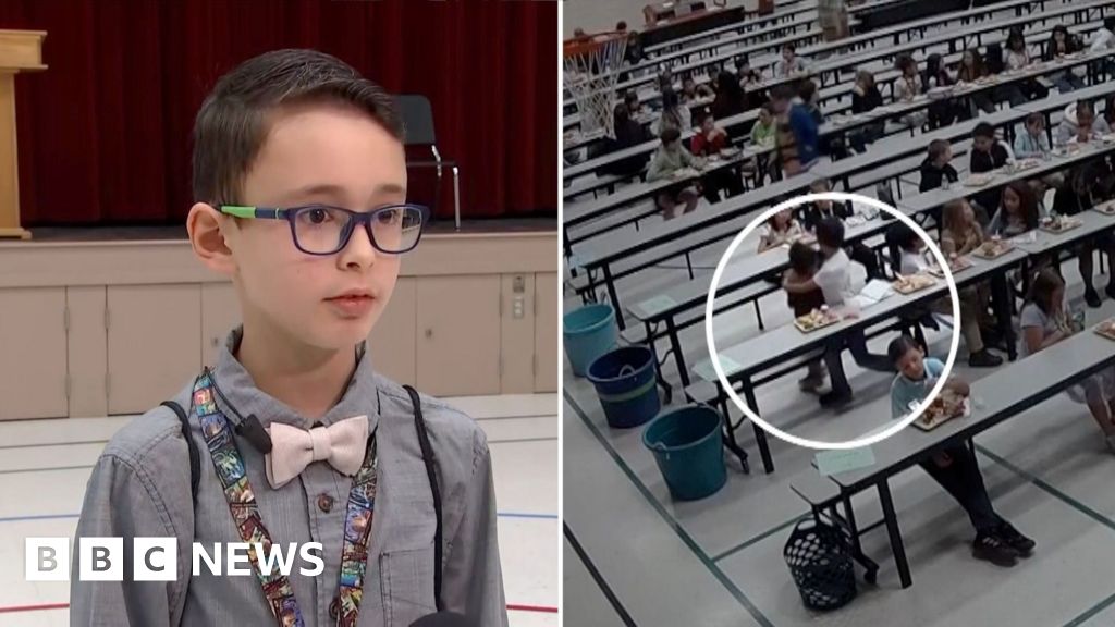 Anak laki-laki, 8 tahun, menyelamatkan teman sekelasnya dengan manuver Heimlich