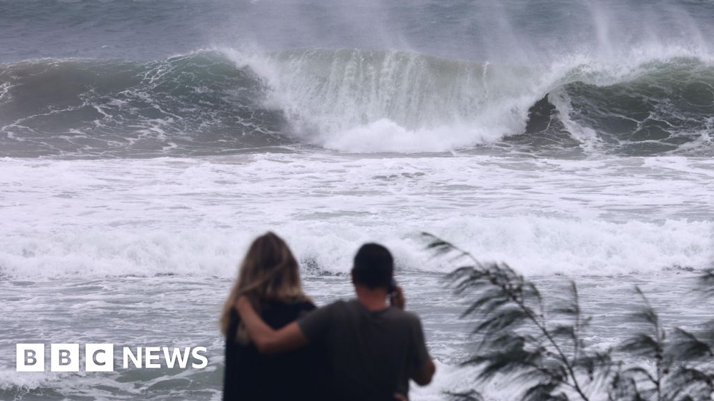 Lima tewas sebagai gelombang ‘berbahaya’ menghantam pantai timur Australia
