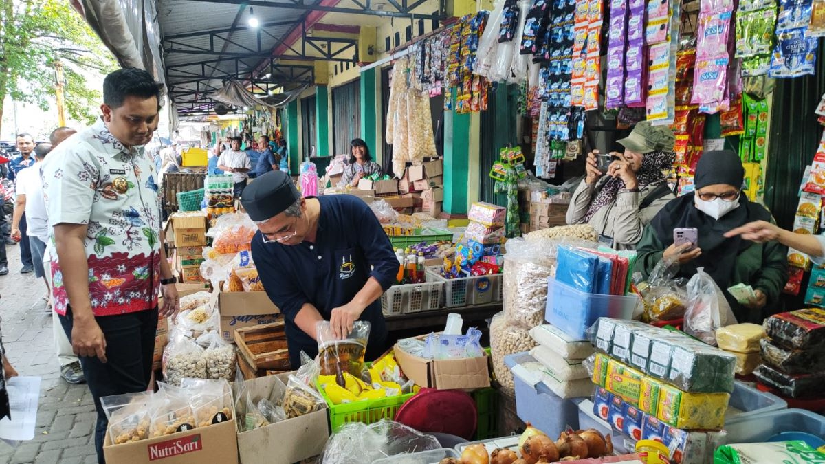 Jelang Lebaran, Bupati Klaten Sidak Harga Bahan Pangan di Pasar Srago