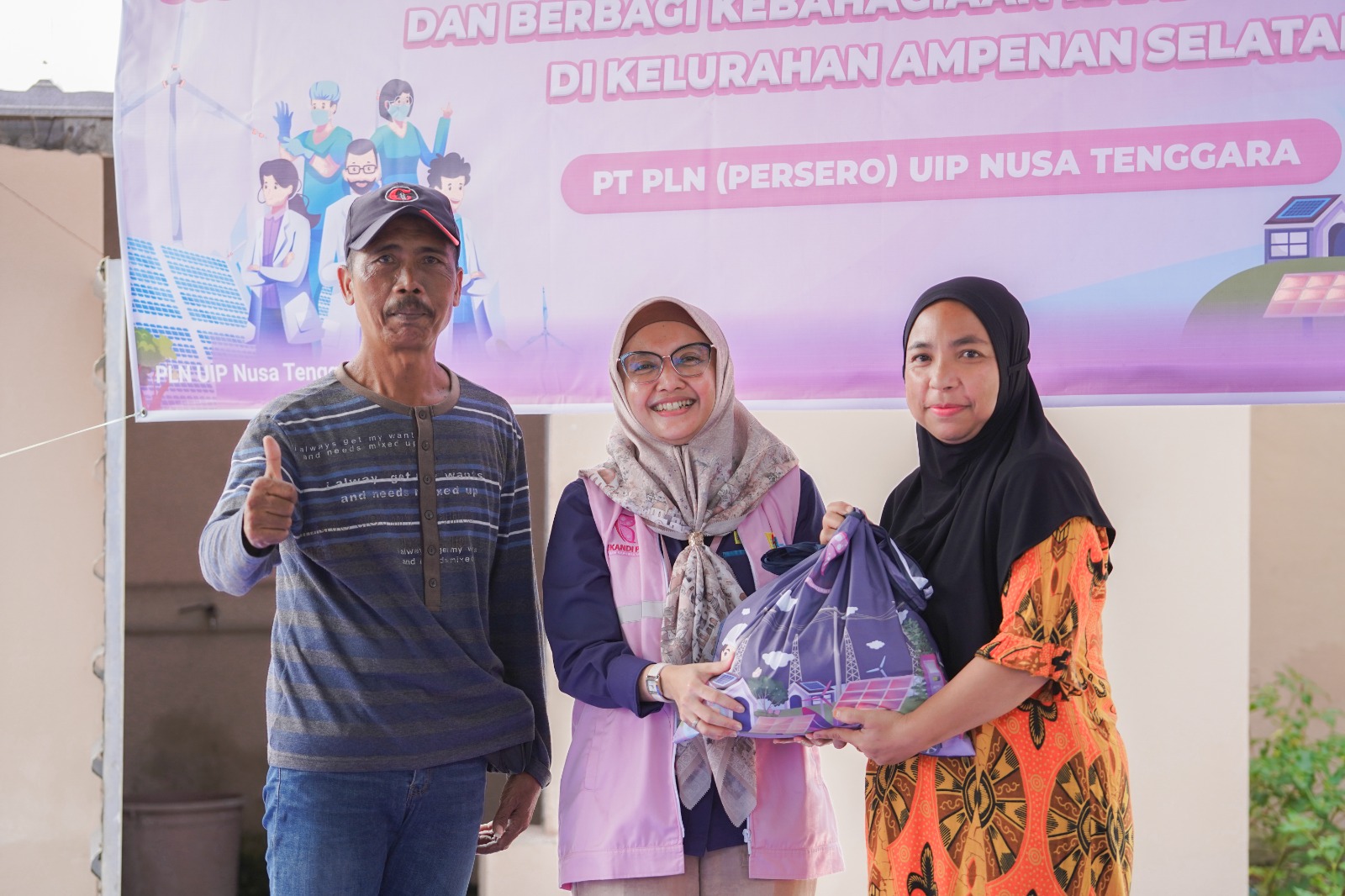 Berbagi Bingkisan Ramadan 1446 H di Kampung Nelayan Lingkungan Gatep