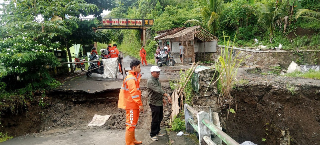 Tiga Jembatan di Simpenan Kabupaten Sukabumi Rusak akibat Cuaca Ekstrem