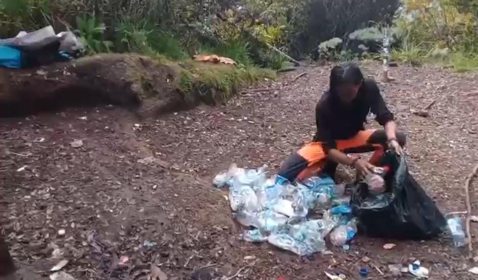 Puluhan Relawan Operasi Bersih Sampah di Gunung Gede Pangrango