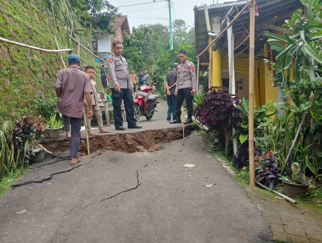 Tanah Bergerak Terjadi di Brebes, Ratusan Rumah Rusak