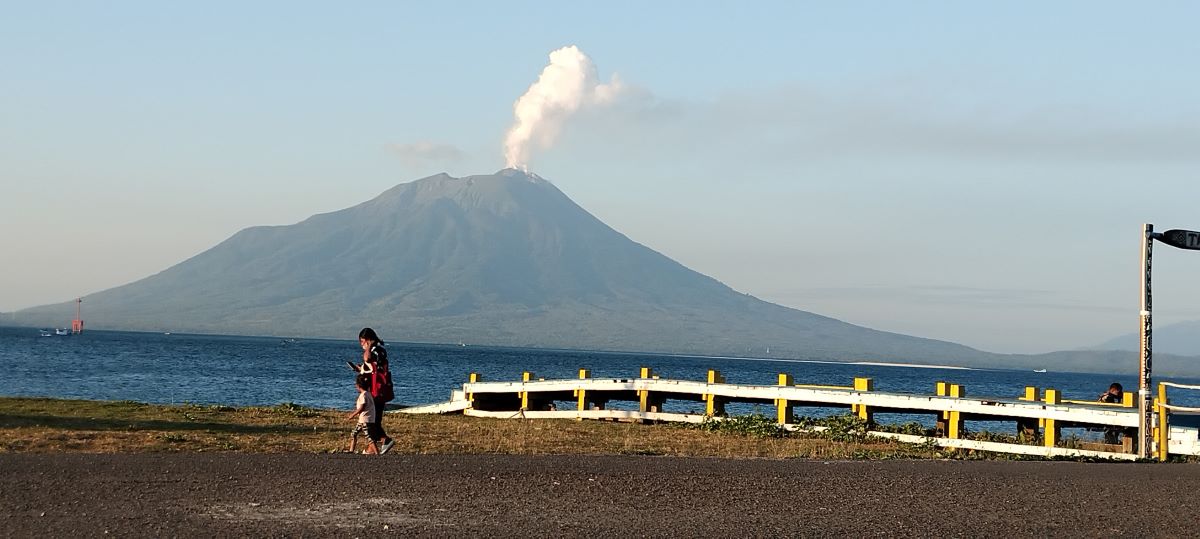 Dalam Sehari, Gunung Lewotolok Meletus 90 Kali, Gunung Lewotobi 16 Kali