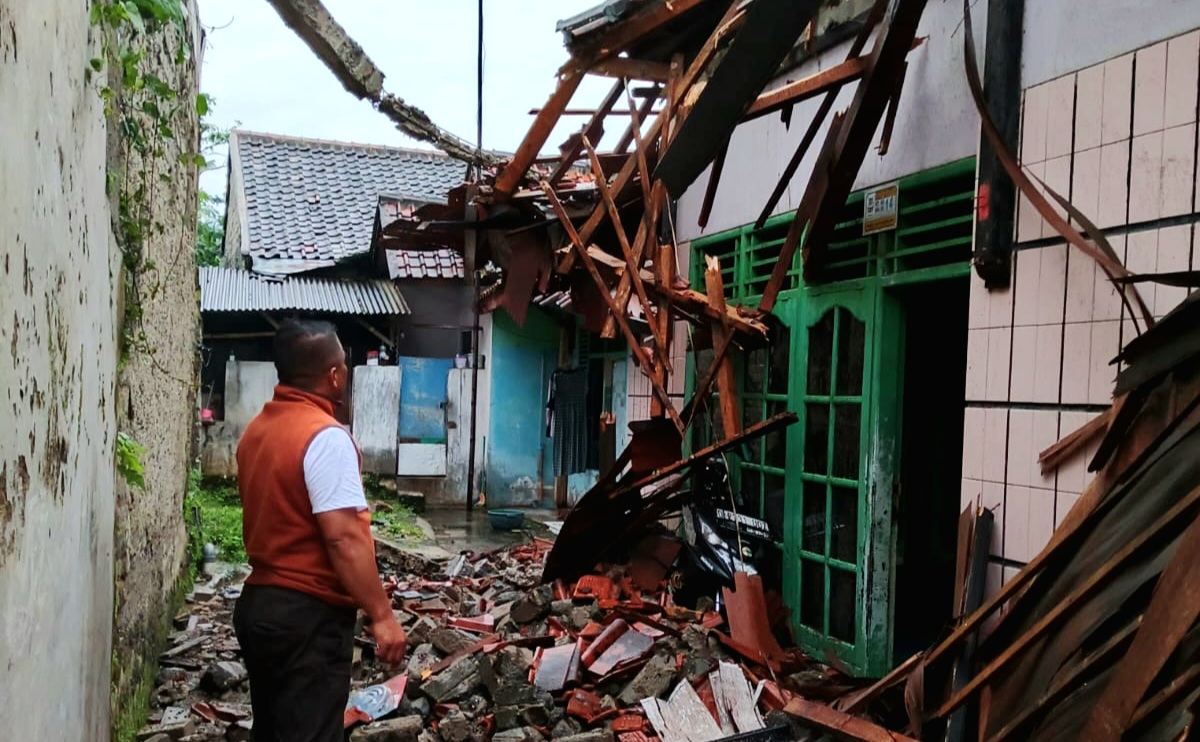 Cuaca Ekstrem di Bandung Barat, Belasan Rumah Rusak, Seorang Warga Tersambar Petir