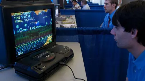 Getty Images Seorang pria memainkan Sonic the Hedgehog di Mega Drive
