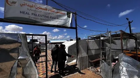 Anadolu Palestina Point di sisa-sisa tempat penampungan logam di dekat gerbang Rumah Sakit Khusus Kuwait di Al-Mawasi, Gaza Selatan, menyusul serangan udara Israel yang menewaskan satu orang (15 April 2025)