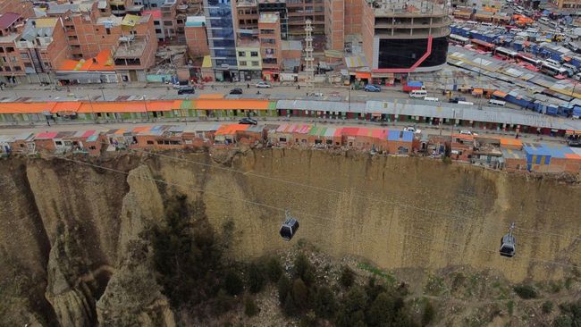 Bikin Merinding, Potret Deretan Rumah Tepi Tebing di Bolivia