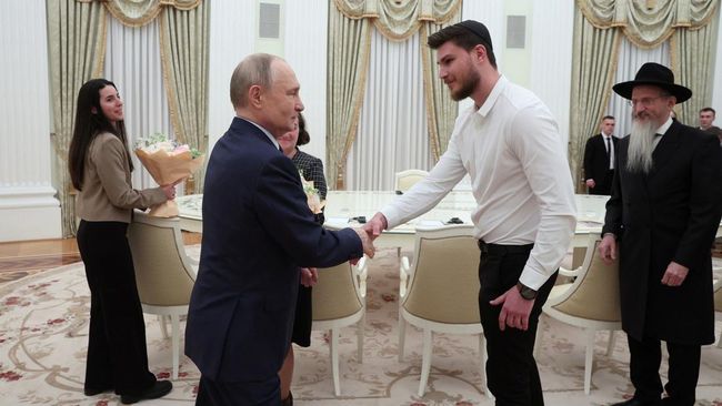 Putin Turun Gunung! Temui Warga Rusia-Israel Eks Sandera di Gaza