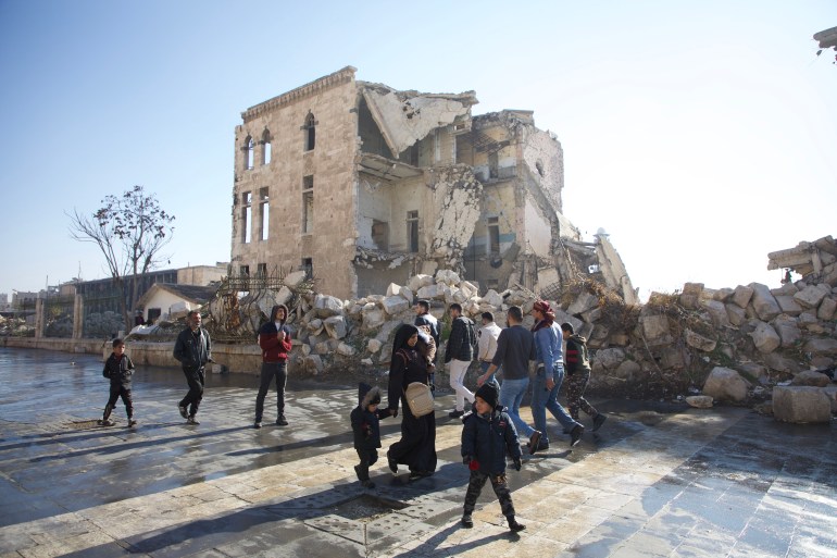Bangunan hancur menghadap Benteng Aleppo (Ali Haj Suleiman/Al Jazeera)