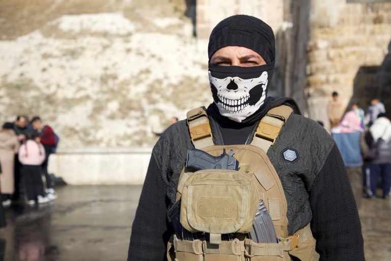Abu Abdelaziz mengungsi dari Aleppo ketika dia masih remaja. Dia kembali pada usia 24 untuk membebaskan kota. (Ali Haj Suleiman/ Al Jazeera)