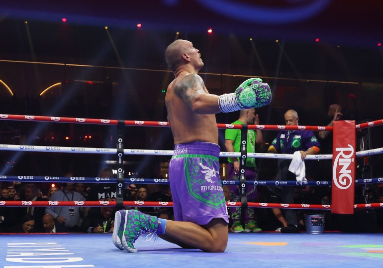 RIYADH, ARAB SAUDI - 21 DESEMBER: Oleksandr Usyk bereaksi menyusul pertarungan gelar Kelas Berat Dunia tak terbantahkan IBF, IBO, WBA, WBC dan WBO antara Oleksandr Usyk dan Tyson Fury sebagai bagian dari Oleksandr Usyk v Tyson Fury 2, kartu yang dinyalakan kembali di Kingdom Arena pada 21 Desember 2024 di Riyadh, Arab Saudi. (Foto oleh Richard Pelham/Getty Images)
