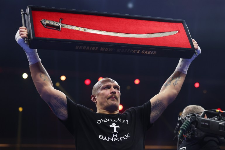 RIYADH, ARAB SAUDI - 21 DESEMBER: Oleksandr Usyk mengadakan 'Ukraine Wow: Mazepa's Sabre' menyusul kemenangan dalam pertarungan gelar Kelas Berat Dunia Tak Terbantahkan IBF, IBO, WBA, WBC dan WBO antara Oleksandr Usyk dan Tyson Fury sebagai bagian dari Oleksandr Usyk v Tyson Fury 2, kartu yang dinyalakan kembali di Kingdom Arena pada 21 Desember, 2024 di Riyadh, Arab Saudi. (Foto oleh Richard Pelham/Getty Images)