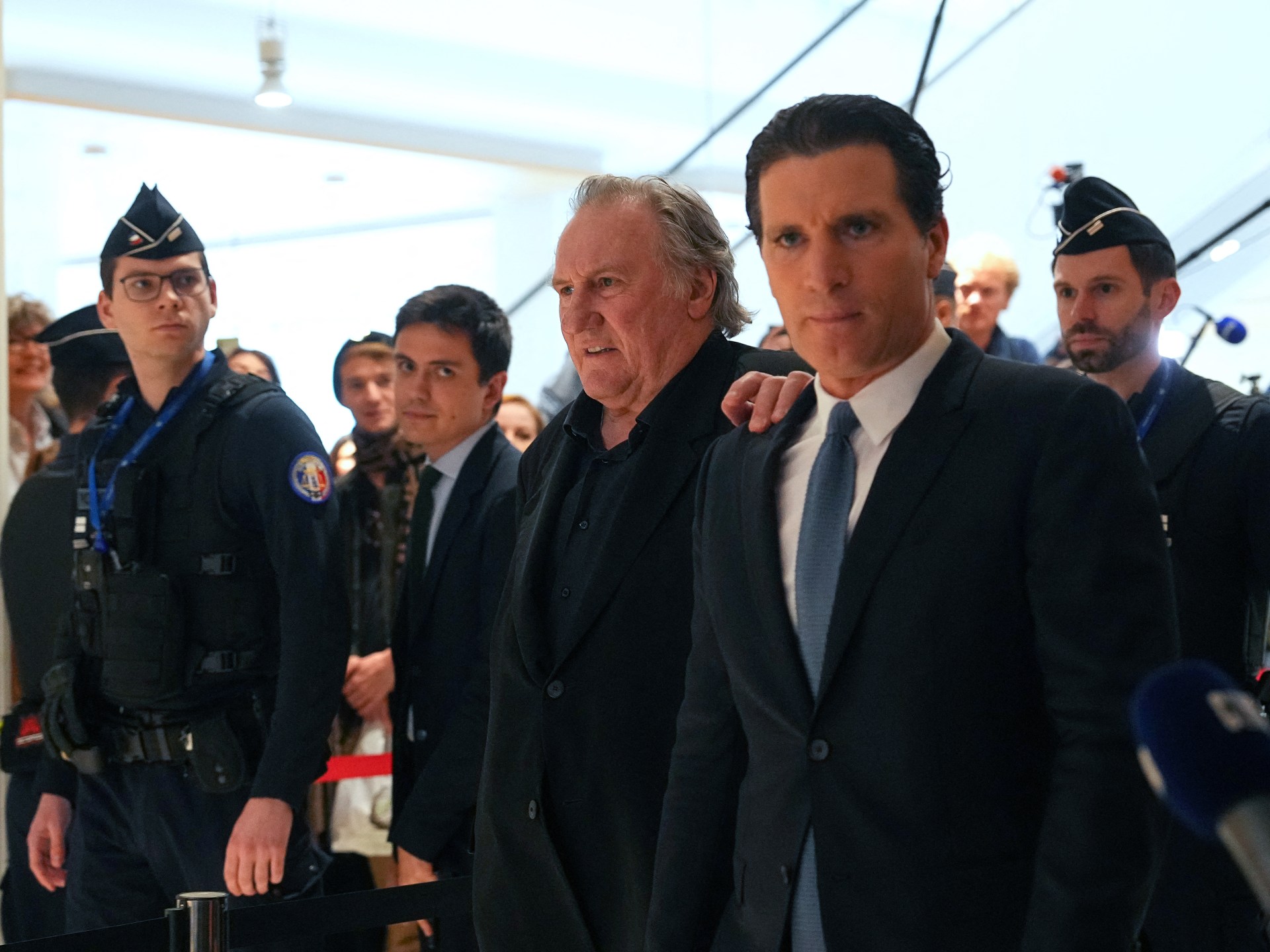 Aktor Prancis Depardieu mengaku meraih wanita, menyangkal kekerasan seksual | Berita kekerasan seksual