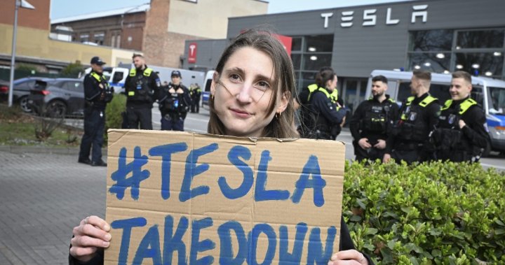 Ruang pamer ‘Tesla Tesla Takedown’ sebagai tanggapan atas peran Doge Elon Musk – National