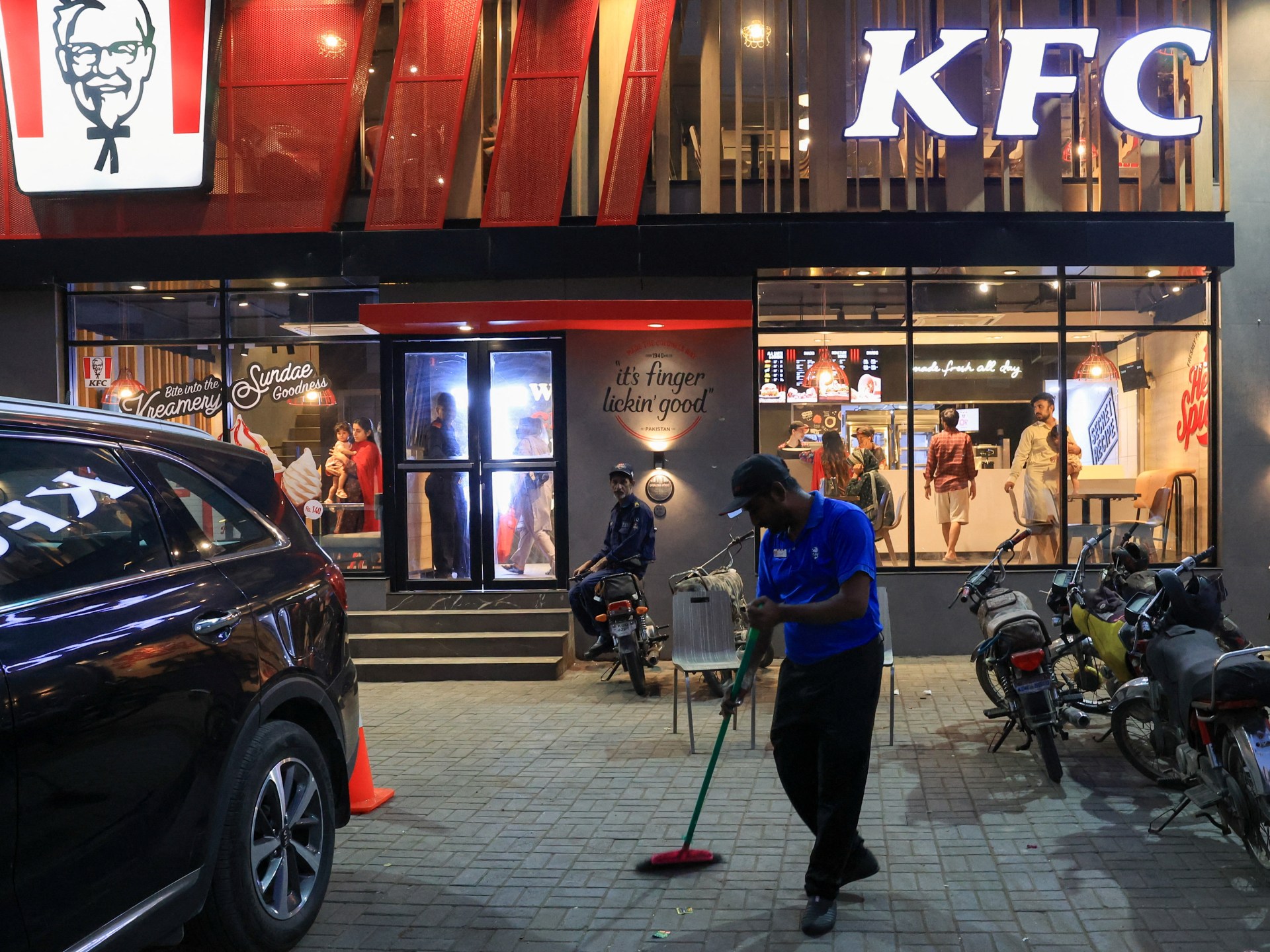 Lebih dari 170 ditangkap karena serangan terhadap outlet KFC Pakistan dalam Protes Perang Gaza | Berita Konflik Israel-Palestina