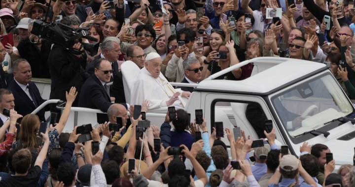 Paus Francis muncul dari pemulihan pada Paskah, menarik sorak -sorai dengan Tur Popemobile – Nasional